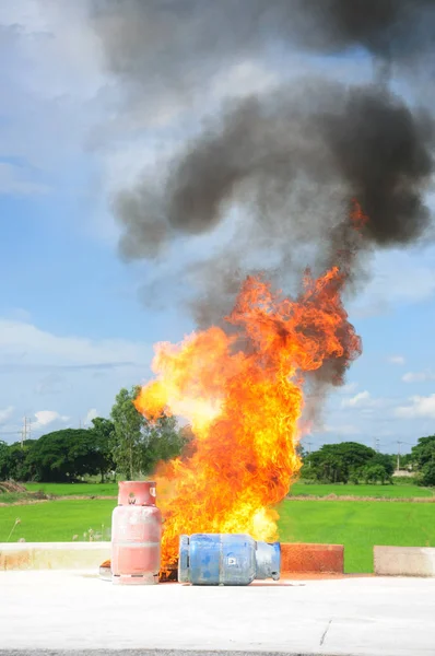 Μεγάλη Πυρκαγιά Καίει Πάνω Από Την Δεξαμενή Αερίου Κατά Διάρκεια Royalty Free Φωτογραφίες Αρχείου