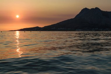 Hırvatistan'da Dağların Üzerinde Gün Batımı