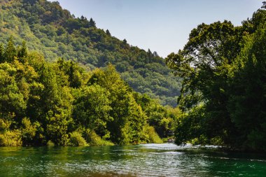 Cetina Nehri yakınında Omis, Hırvatistan