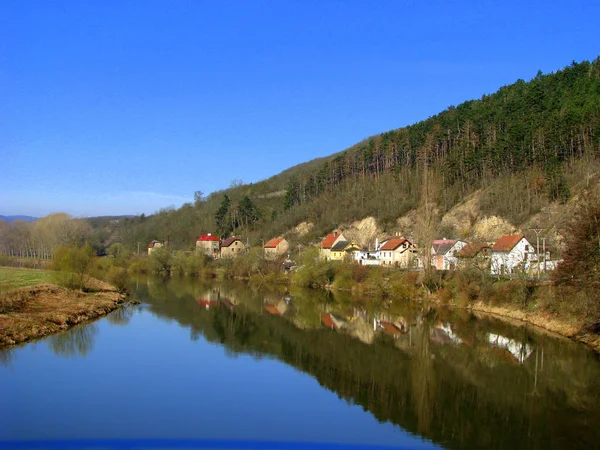 Ruhiger Blick Auf Das Kleine Dorf Einem Fluss — Stockfoto