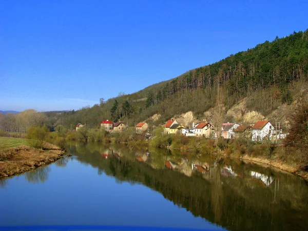 Спокійна Панорама Невеликого Селища Річці — стокове фото