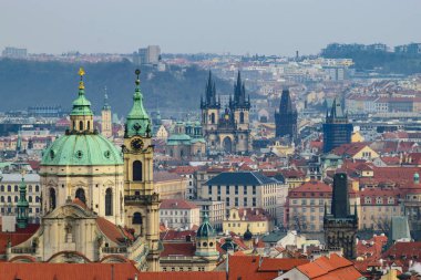 St. Nicholas Katedrali ve Prag'ın Towers bazıları