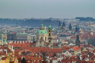 St. Nicholas Katedrali ve Prag'ın Towers bazıları