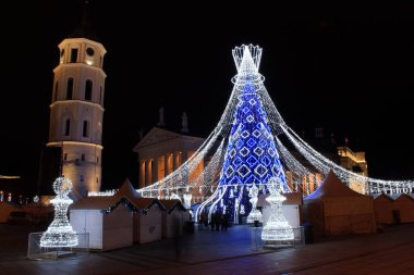 Kenara çekilin, Grand Dük 'ler, şehirde yeni bir tatil # kraliçesi var. Vilnius 'taki Katedral Meydanı' ndaki Noel ağacı artık aydınlandı ve bazıları Freddie diyor çünkü bu şey tam bir Kraliçe.!