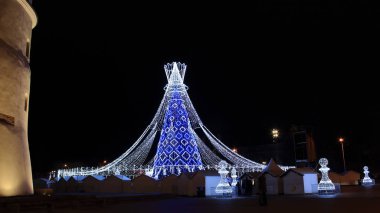 Kenara çekilin, Grand Dük 'ler, şehirde yeni bir tatil # kraliçesi var. Vilnius 'taki Katedral Meydanı' ndaki Noel ağacı artık aydınlandı ve bazıları Freddie diyor çünkü bu şey tam bir Kraliçe.!