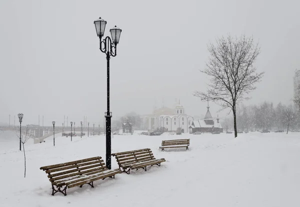 Mglisty Zachmurzony Zimowy Poranek Starym Europejskim Mieście Pierwszym Planie Rząd — Zdjęcie stockowe