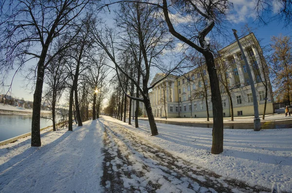 Zimowy Słoneczny Dzień Małym Europejskim Mieście Prawej Stronie Jest Budynek — Zdjęcie stockowe
