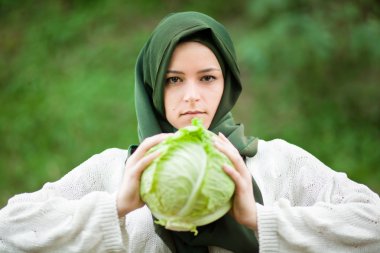 Lahana ile Müslüman kadın