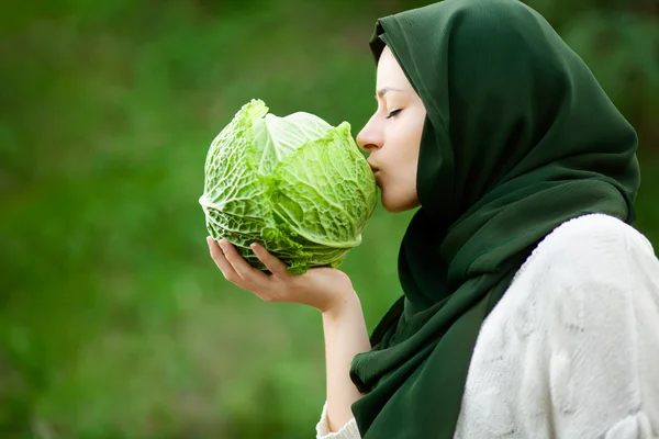 卷心菜的穆斯林女人 — 图库照片