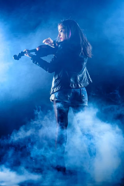 Скеля жінка грає на скрипці — стокове фото