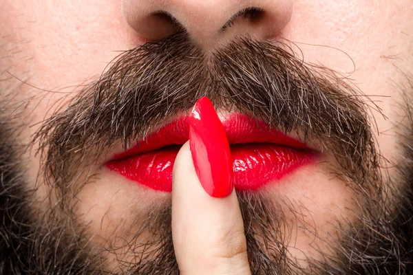 Mann mit Lippenstift und Nagellack — Stockfoto