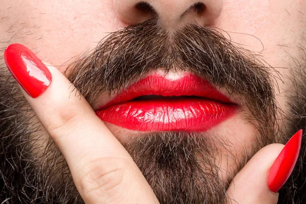 Man met lippenstift en nagellak — Stockfoto