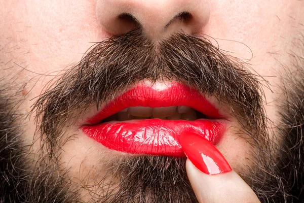 Homme avec rouge à lèvres et vernis à ongles — Photo