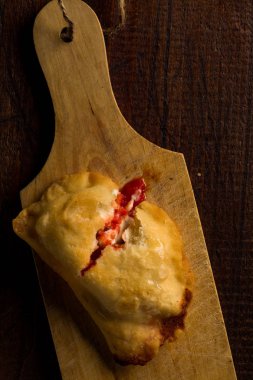 Kızarmış Panzerotto kesme tahtası üzerinde