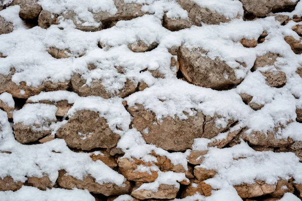 Neige sur mur de pierre — Photo
