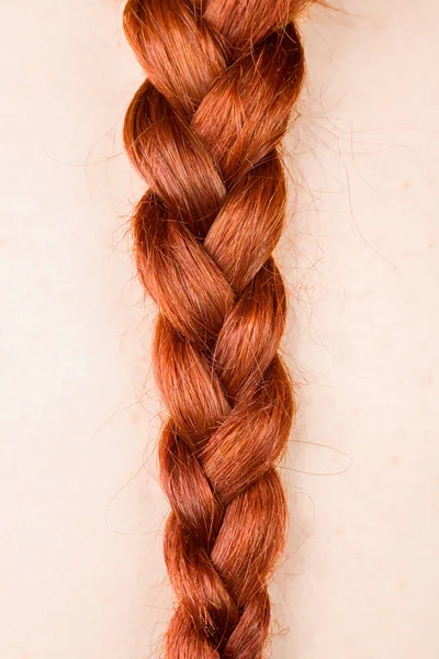Kızıl saçlı kadının örgü — Stok fotoğraf