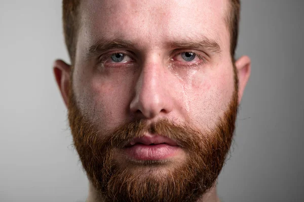Piangere uomo con la barba — Foto Stock