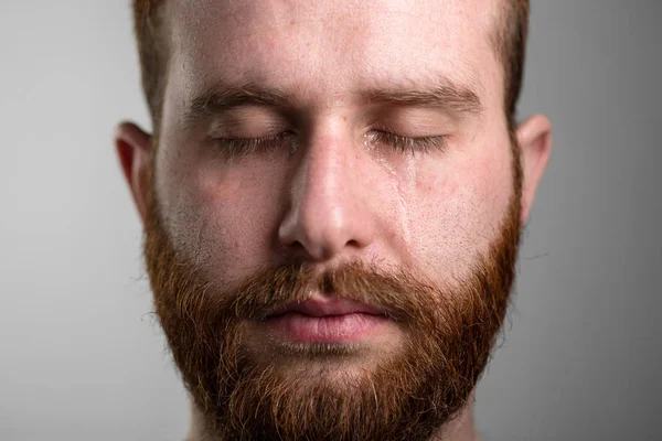 Llorando hombre con barba — Foto de Stock