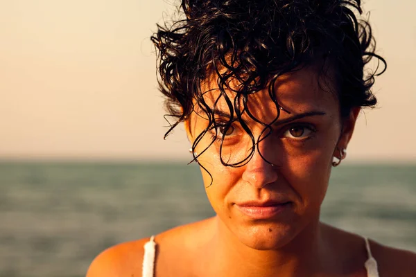 Femme à la plage — Photo