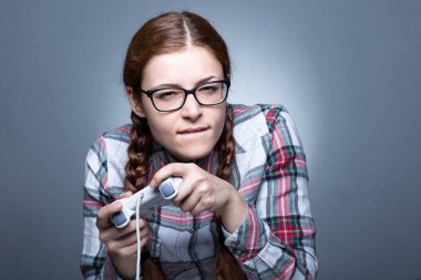 İnek kadın bir Gamepad ile