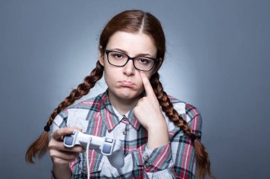 İnek kadın bir Gamepad ile