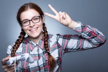 İnek kadın bir Gamepad ile