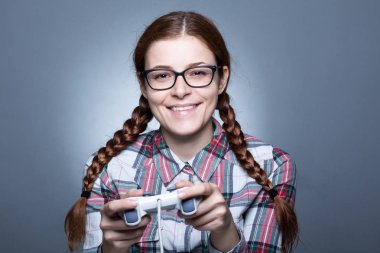 İnek kadın bir Gamepad ile