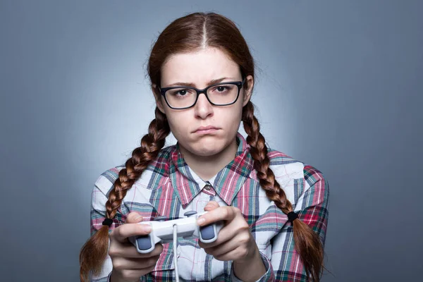 Nerd vrouw met een Gamepad — Stockfoto