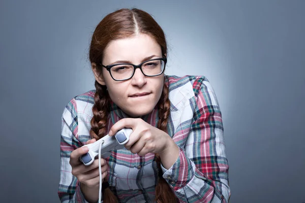 İnek kadın bir Gamepad ile