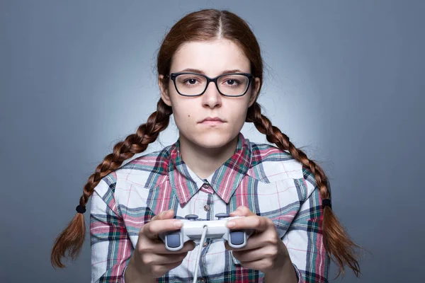 Nerd vrouw met een Gamepad — Stockfoto