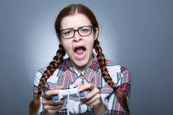 Femme nerd avec une manette de jeu — Photo