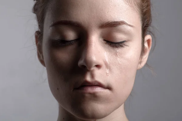 Huilende vrouw met ogen dicht — Stockfoto