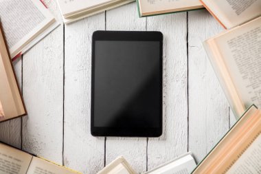 Siyah Ebook okuyucu ile pek çok kağıt kitap