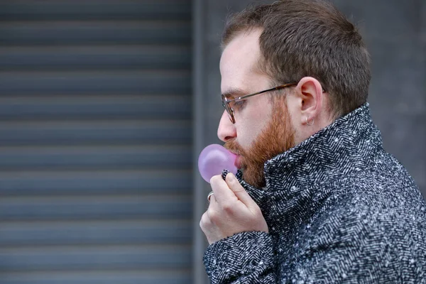 Hombre Frío Con Barba Soplando Una Burbuja Con Una Goma —  Fotos de Stock