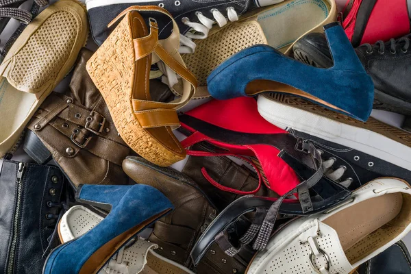 Veel Soorten Schoenen Overal Verspreid Rechtenvrije Stockfoto's