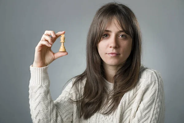 Mulher com Peça de Xadrez — Fotografia de Stock