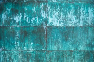 Yeşil yıpranmış, oksitlenmiş bakır duvar yapısı