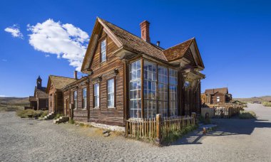 Hayalet şehir Bodie 'nin eski evi, Kaliforniya' da eski bir servet avcısı kasabası, mavi gökyüzü, ahşap bina, ABD