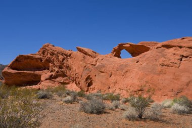 Ateş Vadisi 'nde Arch Rock adlı kırmızı kaya oluşumu, mavi gökyüzü, ABD