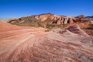 ABD 'nin Ateş Vadisi' nde mavi gökyüzü altında kırmızı renkli kaya katmanları