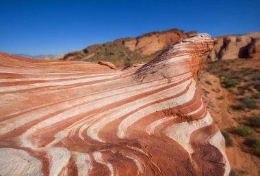 Kırmızı renkli kaya katmanları Ateş Vadisi 'ndeki kayalar gibi küçük dalgalarda, kırmızı ve beyaz çizgiler, ABD