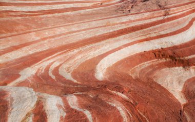 Kırmızı renkli kaya katmanları Ateş Vadisi 'ndeki kayalar gibi küçük dalgalarda, kırmızı ve beyaz çizgiler, ABD