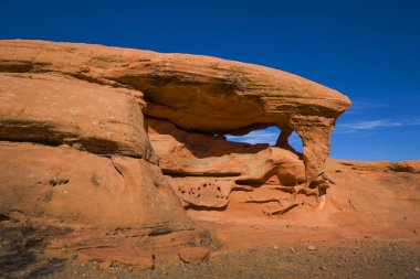 Amerikan Ateş Vadisi 'nde mavi gökyüzü şeklinden dolayı Piyano Kayası adı verilen kırmızı kaya oluşumu.