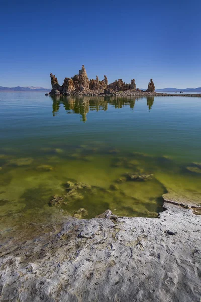 美国加利福尼亚莫诺湖南土法的粉笔岩塔 前边有岩石 — 图库照片