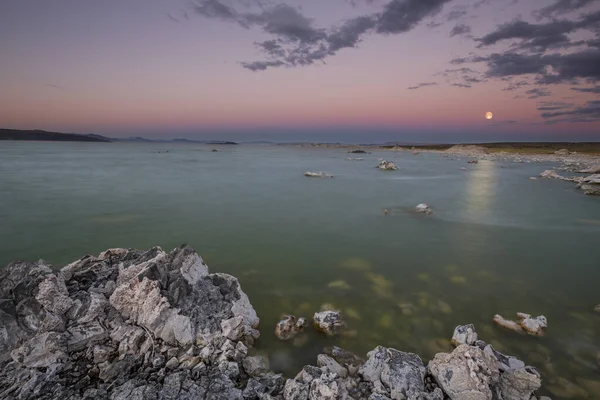 Eastern Lakeside Mono Lake Tijdens Zonsondergang Kleurrijk Maan Aan Hemel — Stockfoto