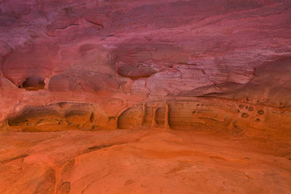 Pared Roca Roja Con Varias Formaciones Estructura Detalles Tonos Rojos —  Fotos de Stock