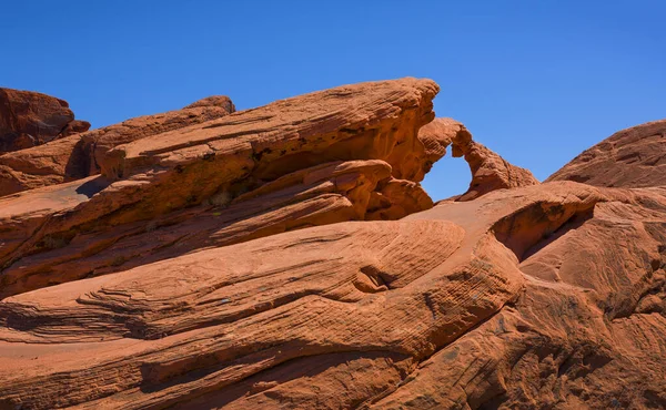 Formacja Red Rock Nazwie Arch Rock Dolinie Ognia Niebieskie Niebo — Zdjęcie stockowe