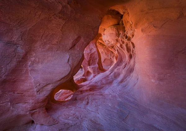 在美国火谷的一个山洞里形成了红色的岩石 有许多橙色和红色的色调 — 图库照片