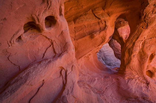 Formaciones Rocosas Rojas Una Cueva Muchos Tonos Anaranjados Rojos Valle — Foto de Stock