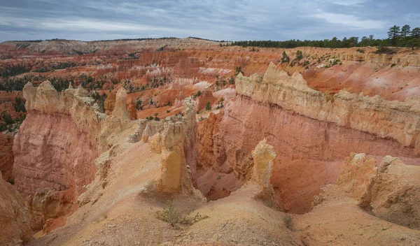 Torres Rochosas Vermelhas Laranja Chamadas Hoodoo Parque Nacional Bryce Canyon — Fotografia de Stock